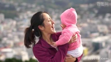 亚洲的<strong>母亲</strong>抱着婴儿的山顶上